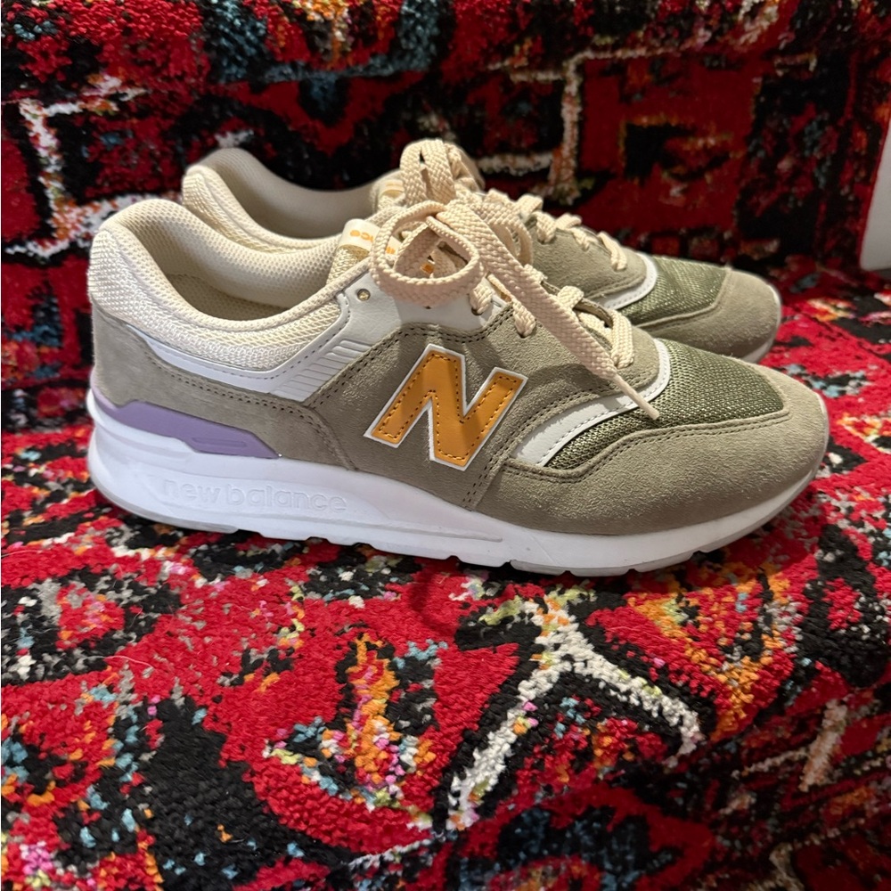 New Balance Women's 997H Sneaker size 8.5